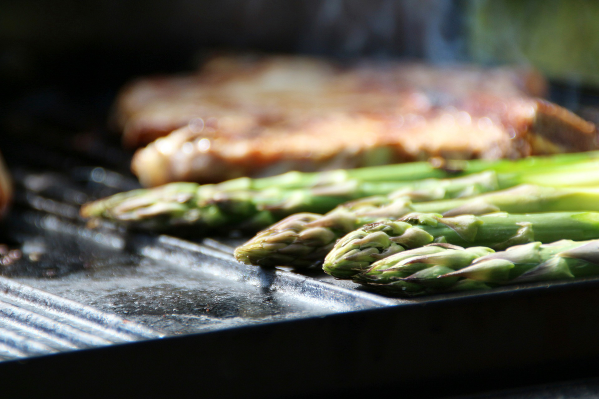 Grüner Spargel vom Grill