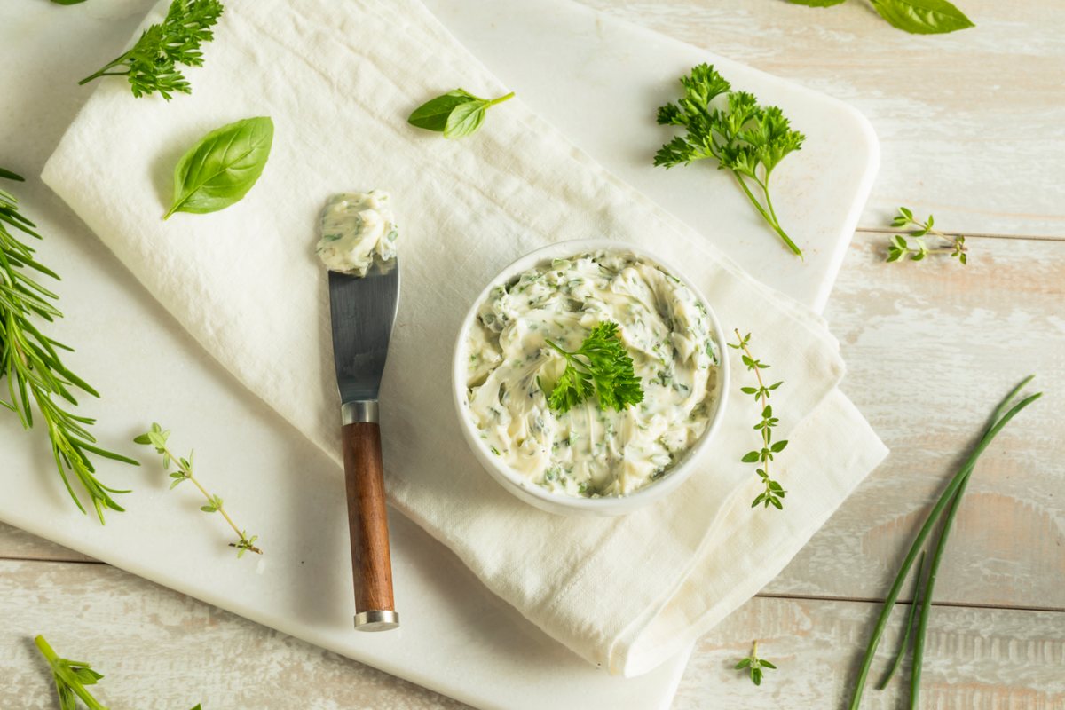 Selbst gemachte Kräuterbutters fürs Grillbuffet