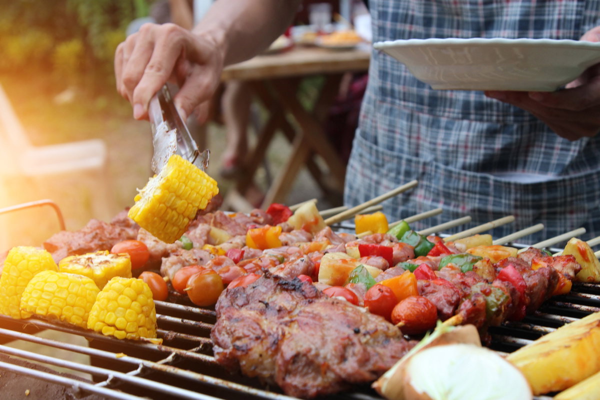 Gemüsespieße, Maiskolben und Fleisch auf dem Grill