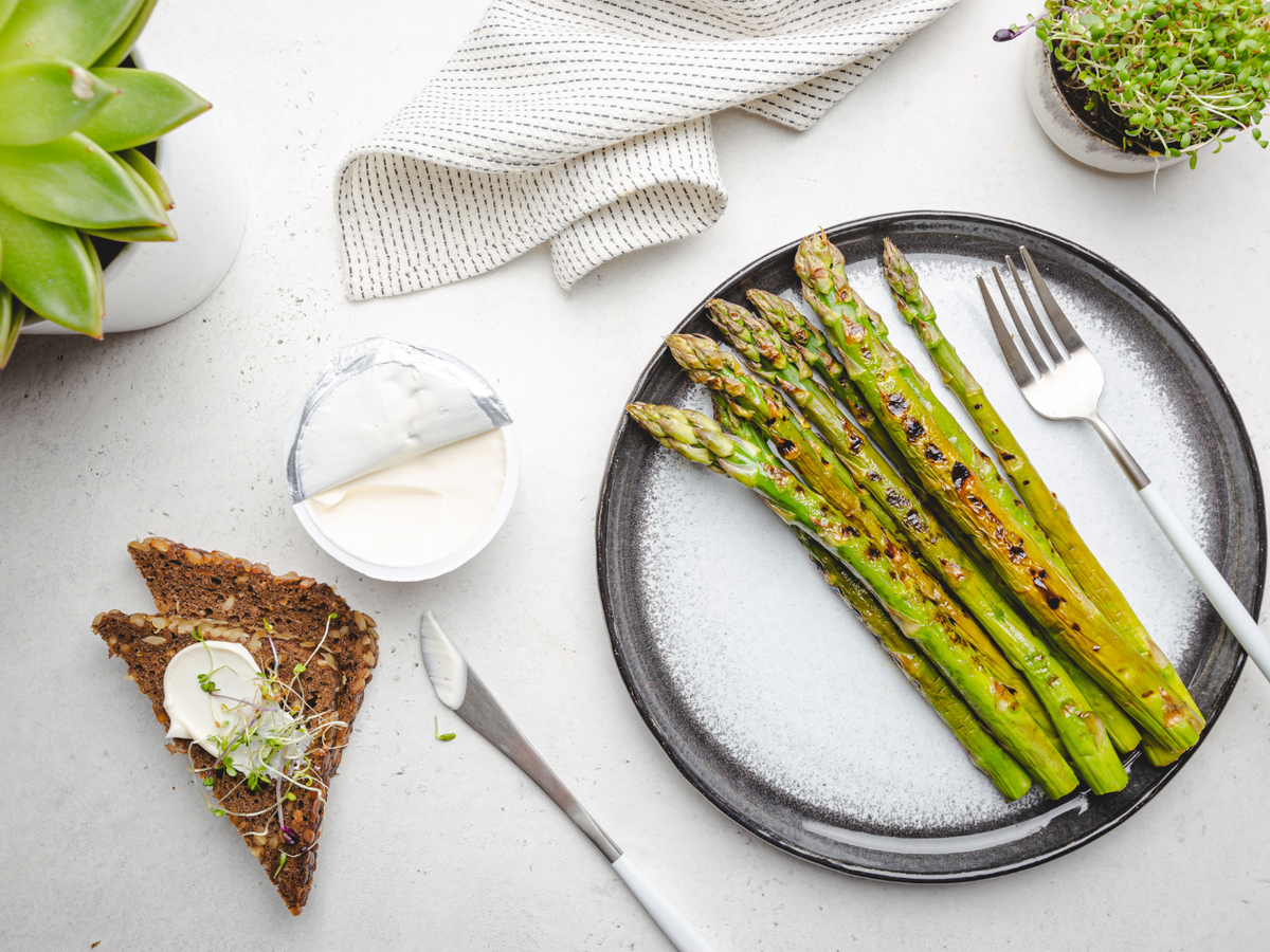 Grüner Spargel vom Grill