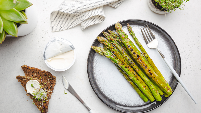 Grüner Spargel vom Grill: Unser Genießer-Rezept, das in nur wenigen Minuten fertig ist