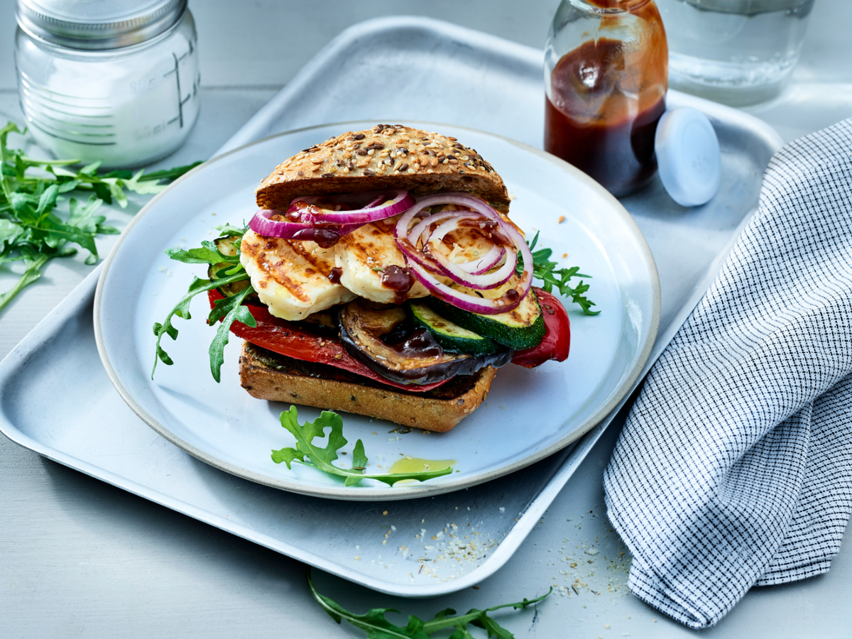 Halloumi-Burger mit Grillgemüse