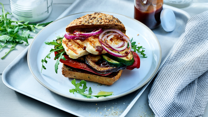 Ein Genuss - auch ohne Fleisch: Würziger Halloumi-Burger vom Grill