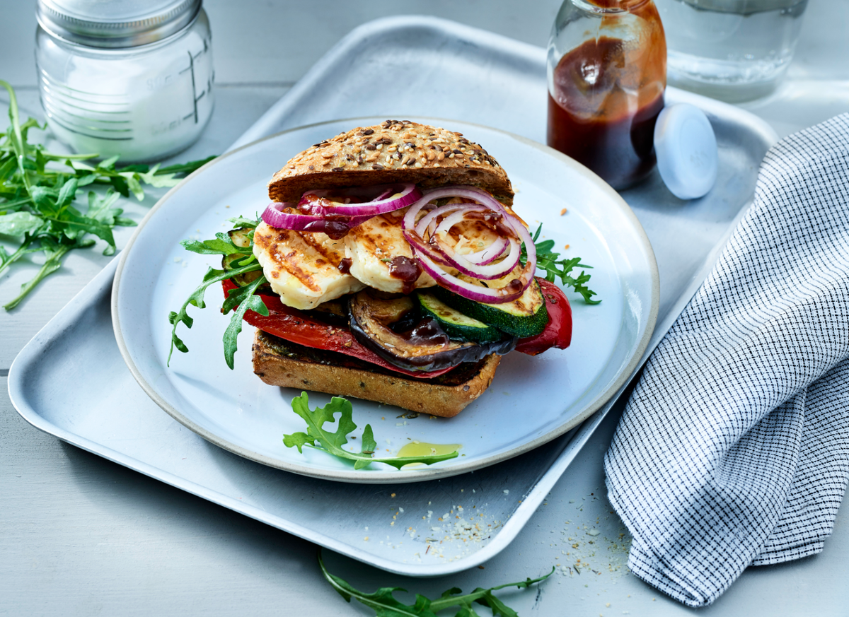 Halloumi-Burger mit Grillgemüse