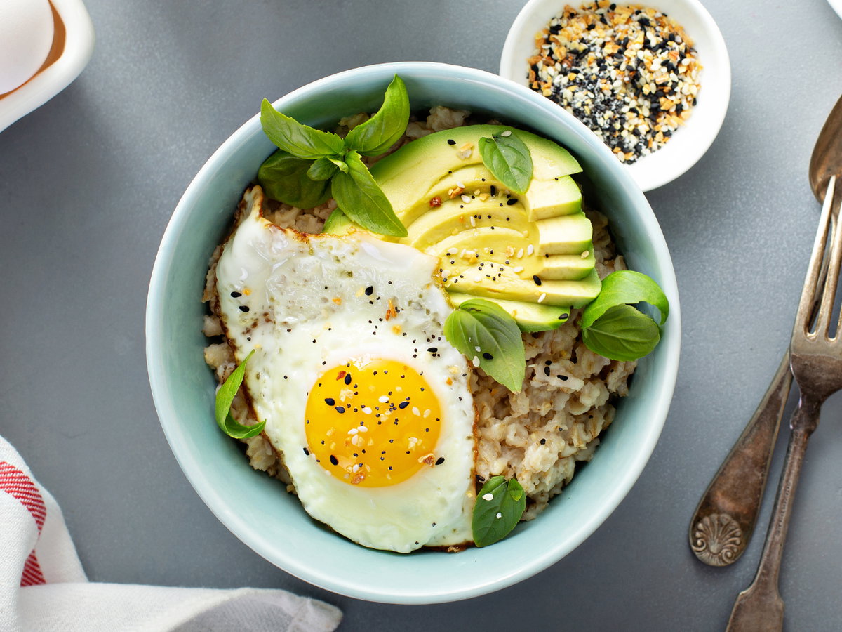 Herzhaftes Porridge mit Spiegelei und Avocado
