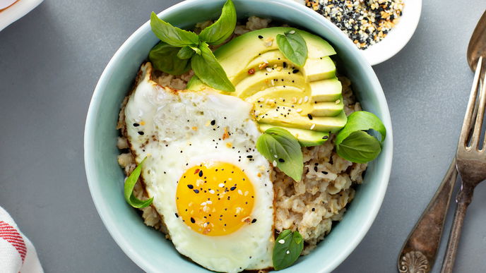 Herzhaftes Porridge zubereiten: Leckeres Rezept mit Spiegelei und Parmesan