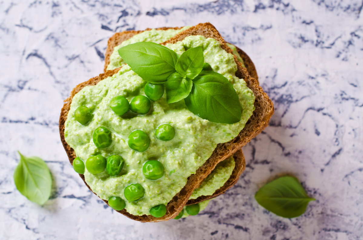 Erbsencreme auf Brot