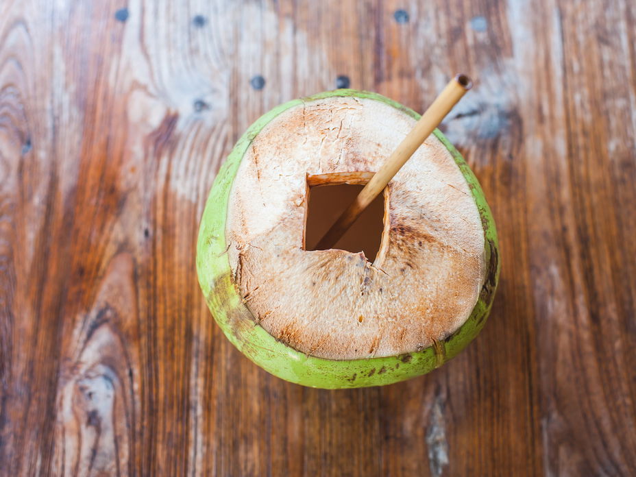 Kokoswasser gesund und frisch aus der Kokosnuss