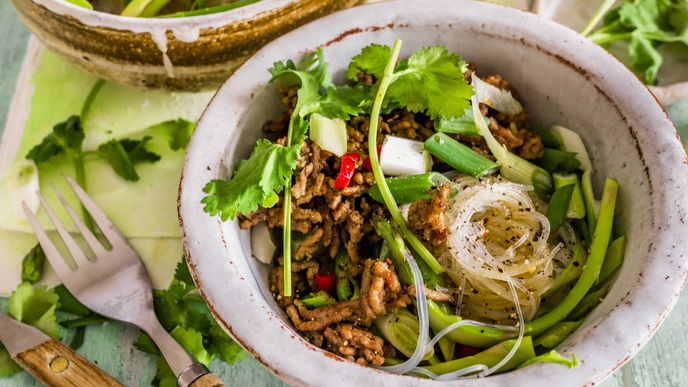 Asia-Salate: Unsere Top 3 Rezepte aus Fernost, die schnell und einfach zubereitet sind