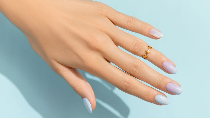 Sommerlich und erfrischend: Nägel in Hellblau sind die perfekte Sommer-Maniküre