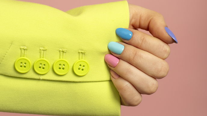 Gute Laune auf den Fingernägeln: Rainbow Nails sind die perfekte Sommer-Maniküre
