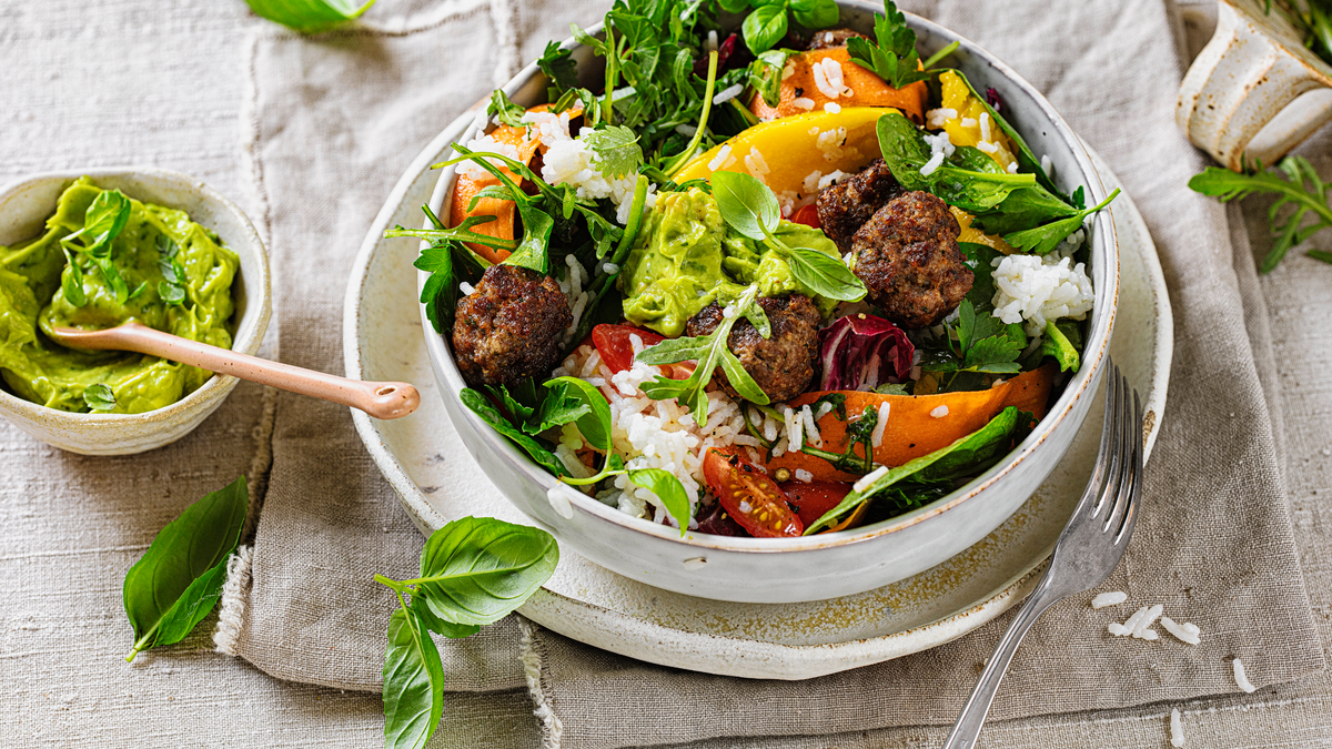 Unseren Reissalat mit Hackfleisch liebt einfach jeder - und er ist so schnell selbst gemacht
