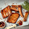 Rippchen auf Gasgrill: Mit unserem Grill-Rezept werden sie schön saftig, knusprig & aromatisch