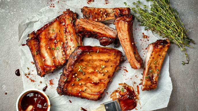 Rippchen auf Gasgrill: Mit unserem Grill-Rezept werden sie schön saftig, knusprig & aromatisch