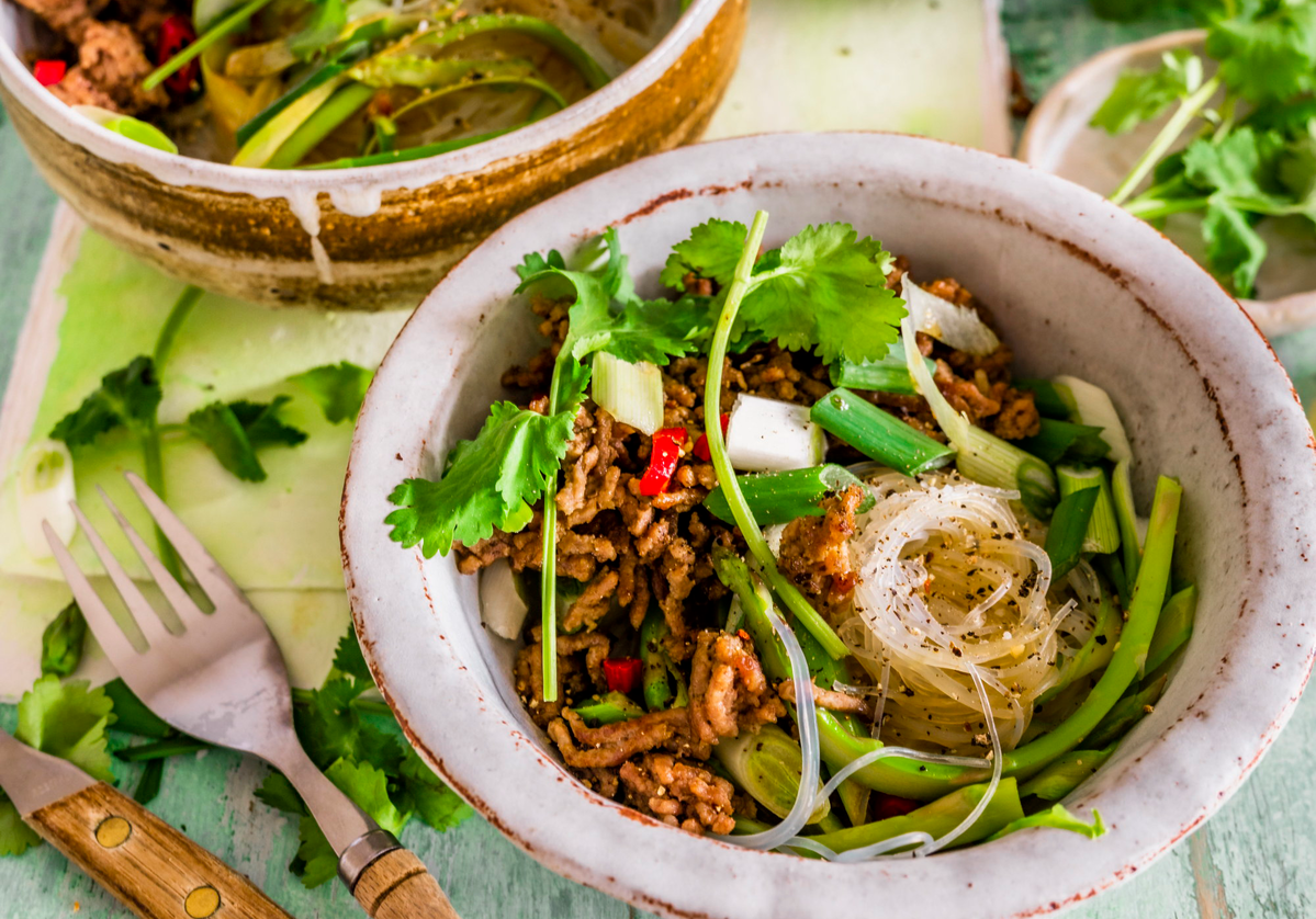 Lauwarmer Glasnudelsalat mit Hackfleisch