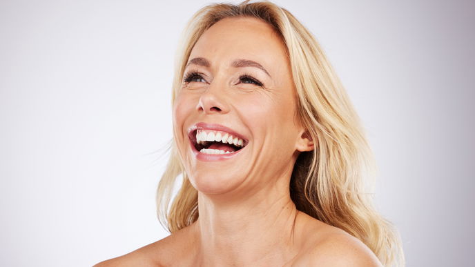 Frisch und jugendlich aussehen: Unsere Schminktipps ab 40 für das Augen-Make-up & einen strahlenden Teint