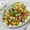 Proteinreicher Low-Carb-Salat mit Hackfleisch, Tomaten und Gurke