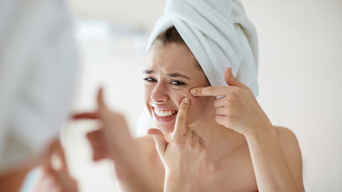 Skin Picking abgewöhnen: Mit diesen Tipps lassen Sie die Finger von Hautunreinheiten