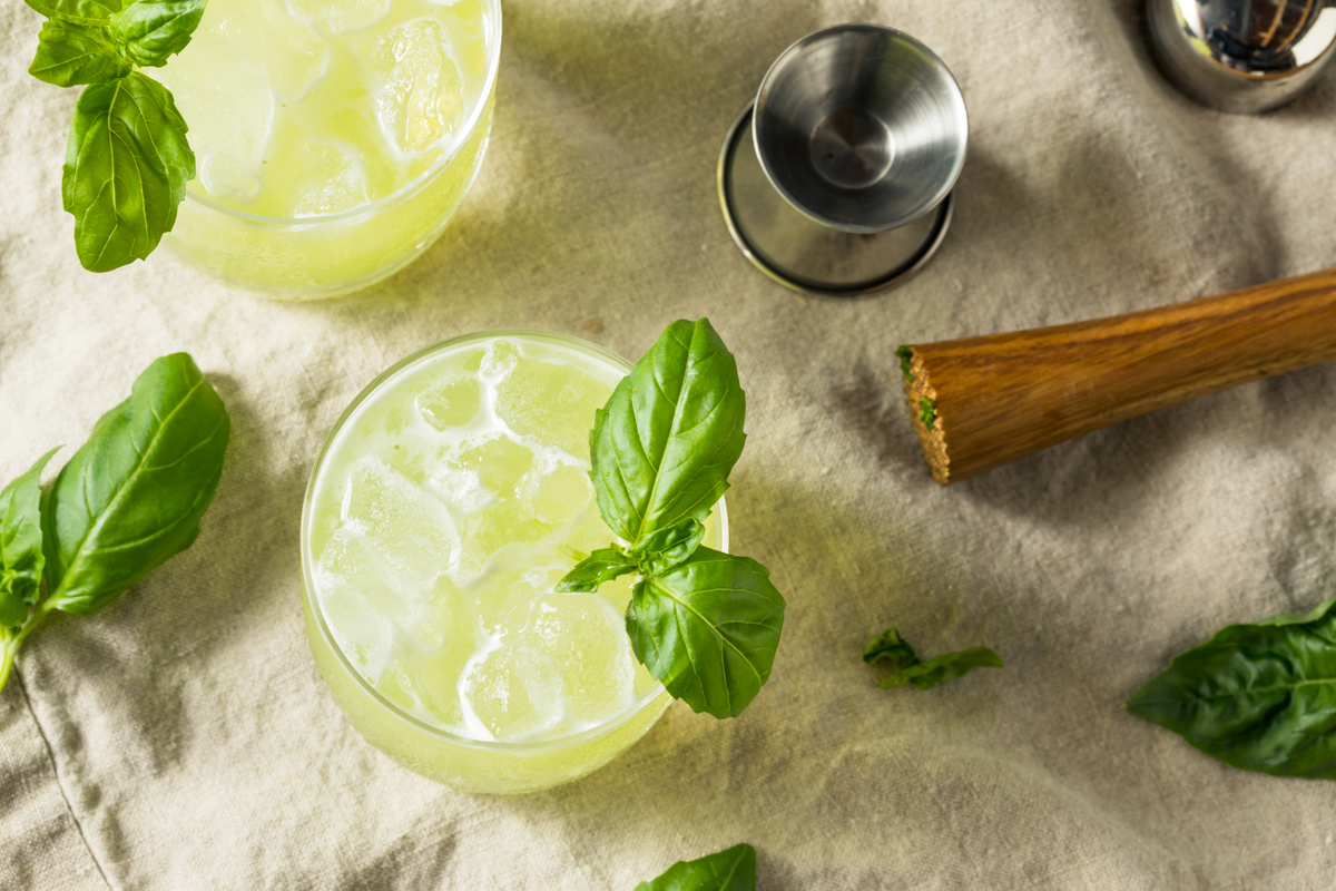 Sommer-Cocktail Basilikum-Spritz