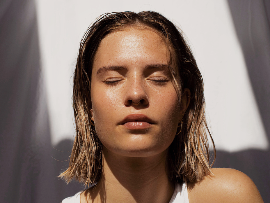 Frau mit leichtem Sommer-Make-up
