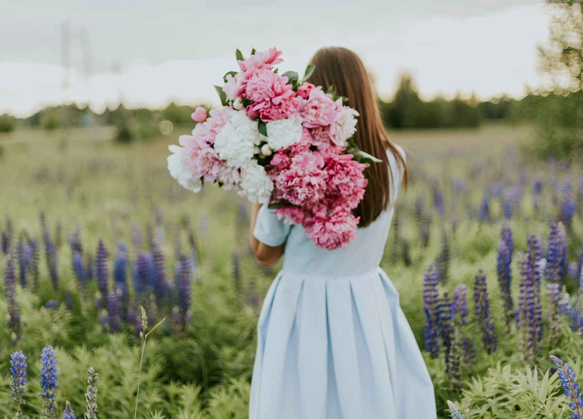 Frau mit Sommerblumen