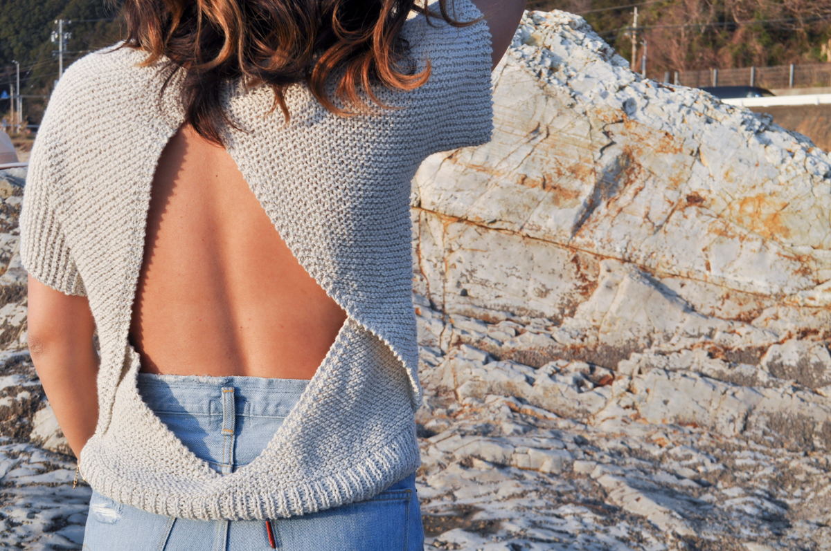 Model in Sommershirt mit Rückenausschnitt von We Are Knitters