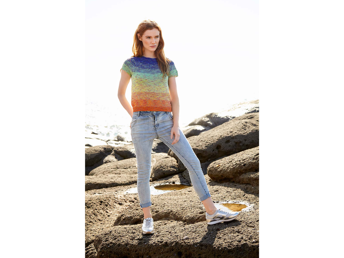Model in Regenbogen-Sommershirt von Lana Grossa