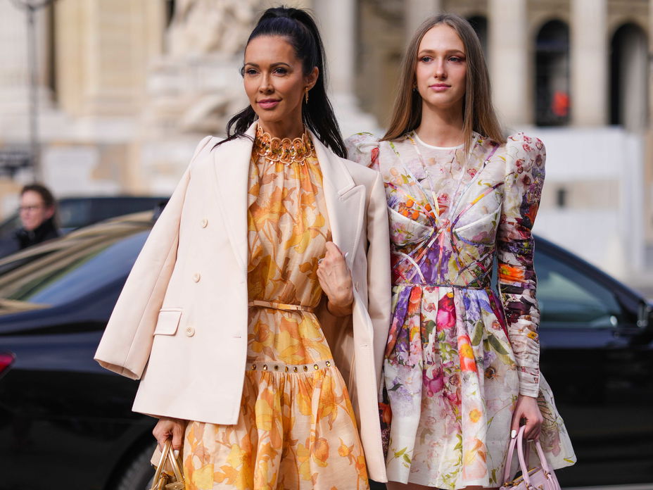 Blumenkleider im Streetstyle