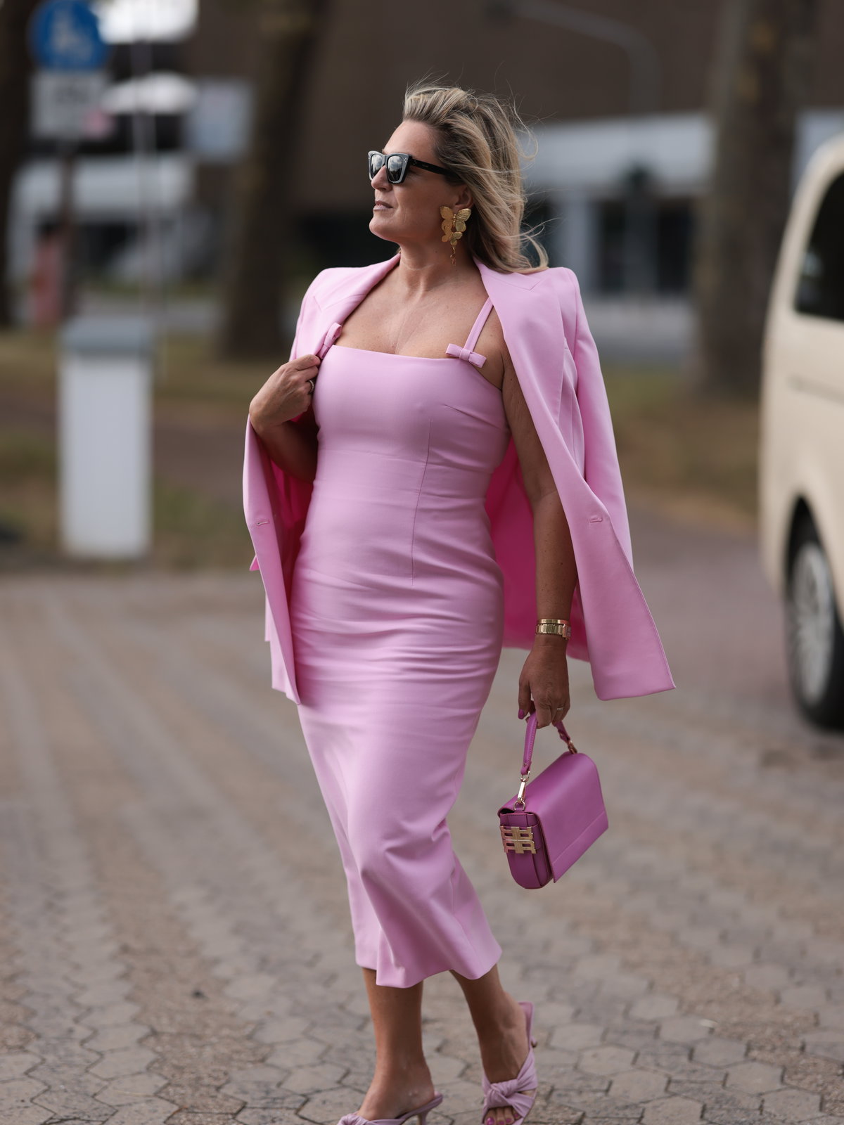 Frau trägt pinkes Kleid im Streetstyle