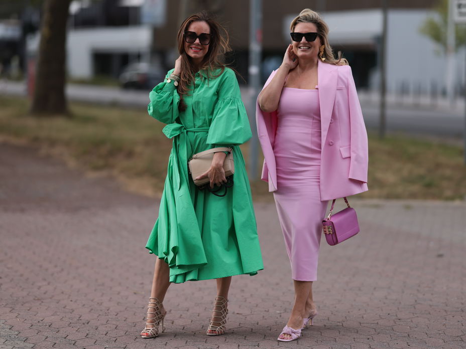 Zwei Frauen tragen Kleider im Streetstyle