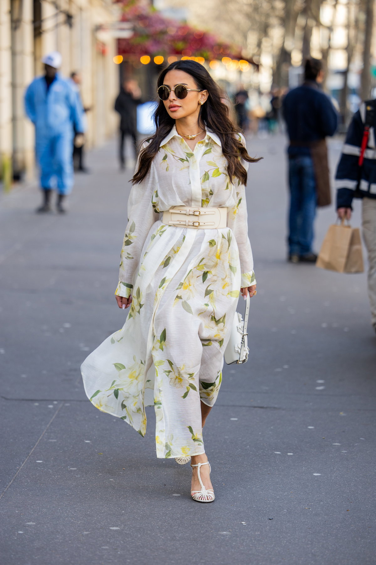 Frau trägt florales Maxikleid im Streetstyle
