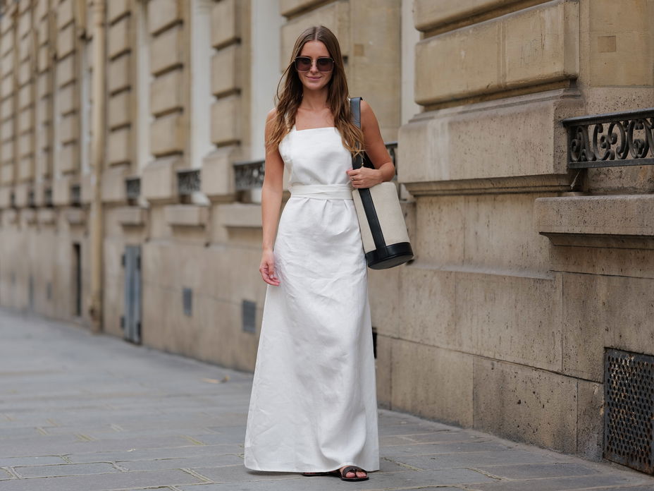 Diane Batoukina trägt ein weißes Kleid im Streetstyle