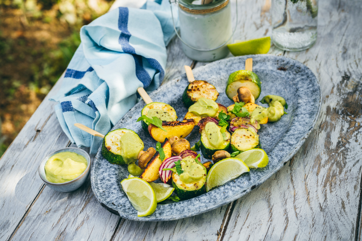 Vegan grillen - Zucchini-Pfirsich-Spieße