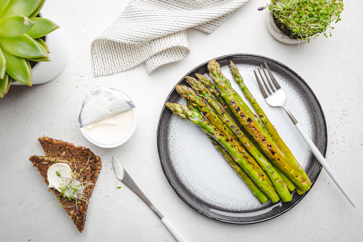 Vegan grillen - grüner Spargel vom Grill