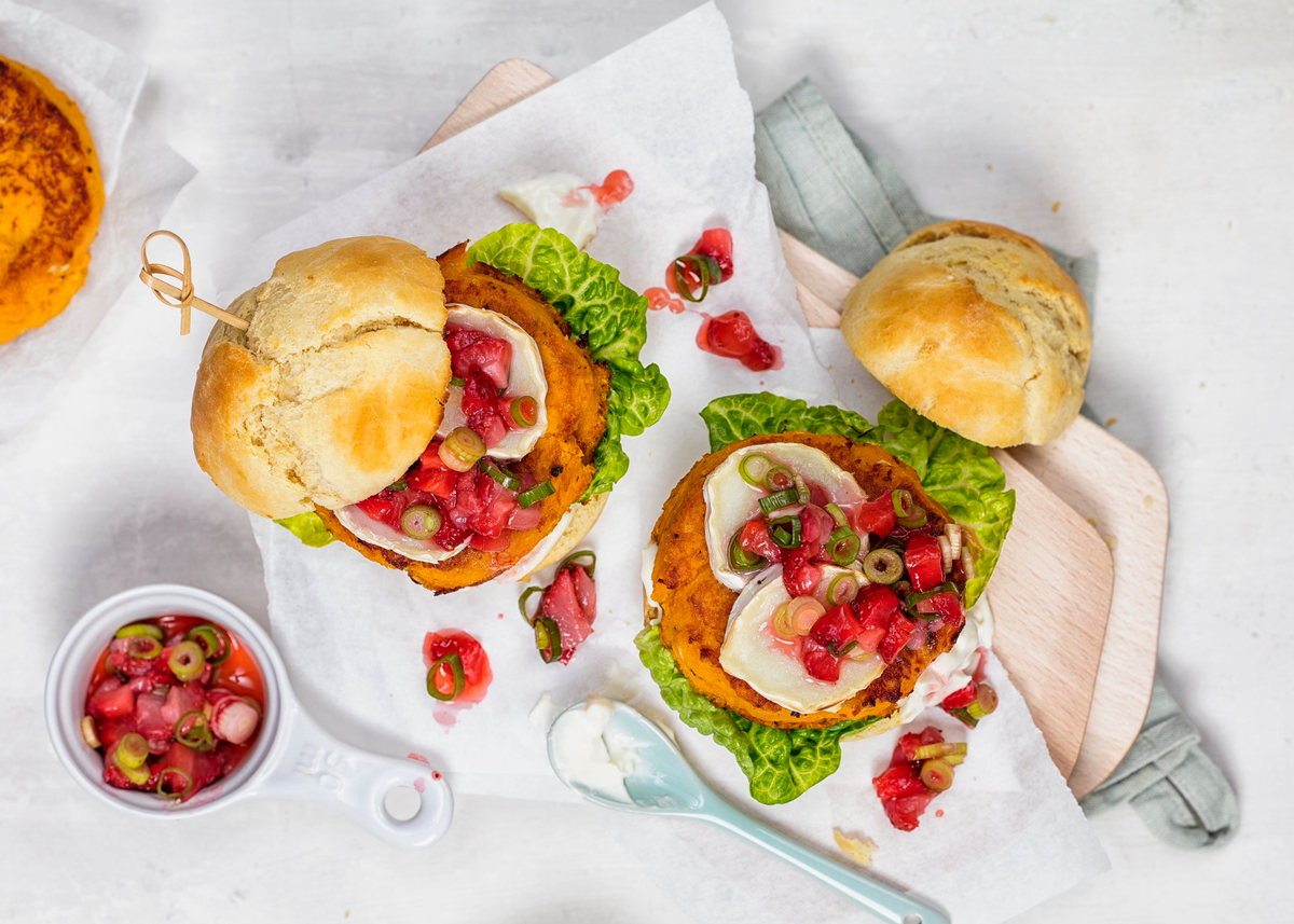 Vegan grillen - Süßkartoffel-Burger mit Erdbeer-Salsa