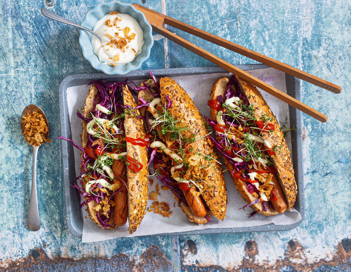Vegan grillen - vegane Hot Dogs mit Rotkohl