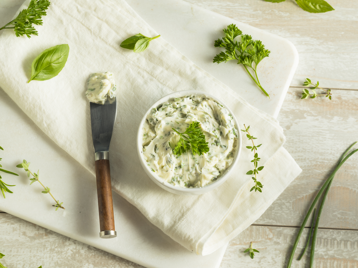 Vegane Kräuterbutter mit Basilikum und Zitrone