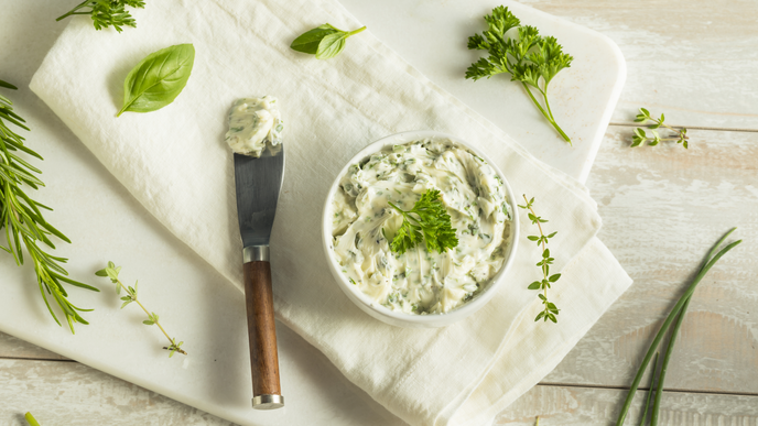 Von unserer veganen Kräuterbutter mit Basilikum und Zitrone werden Sie nicht genug bekommen