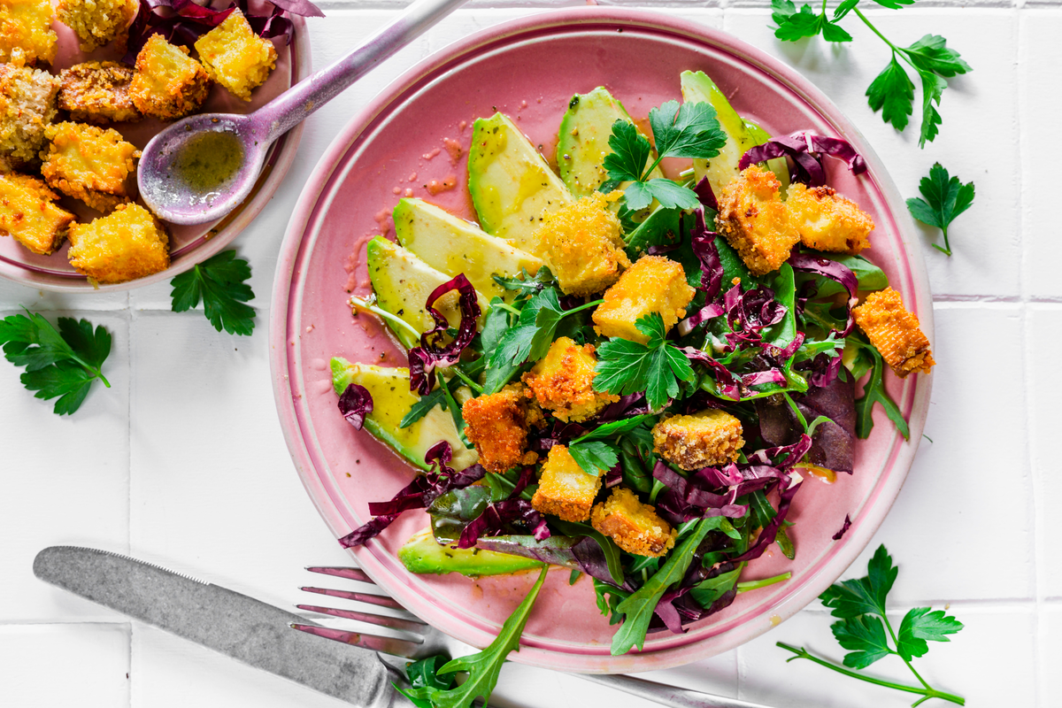 Avocado-Carpaccio mit Crispy Tofu