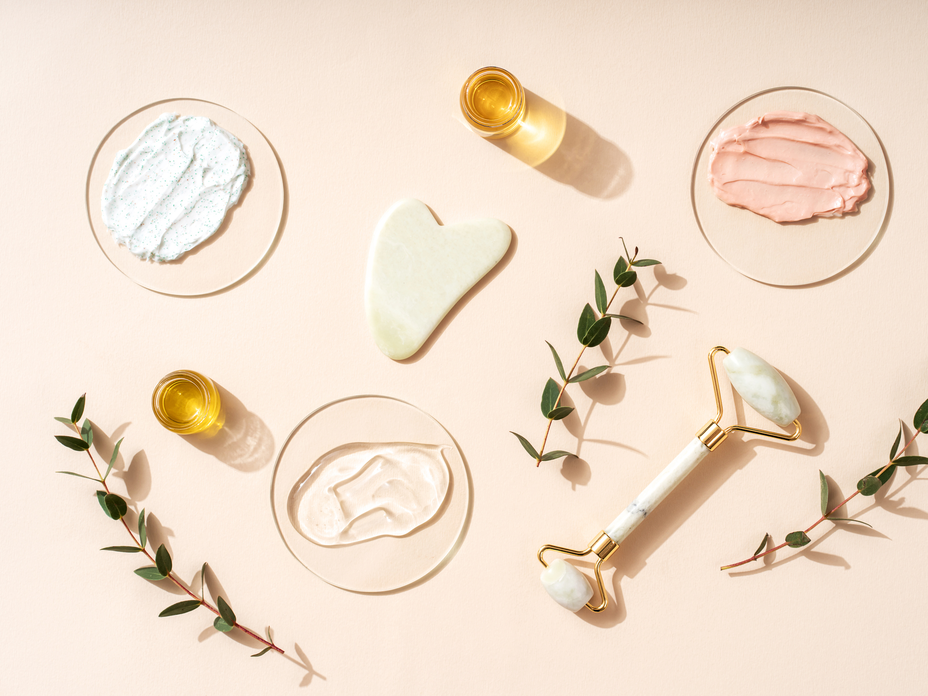 Ayurvedische Gesichtspflege-Tools und Cremes