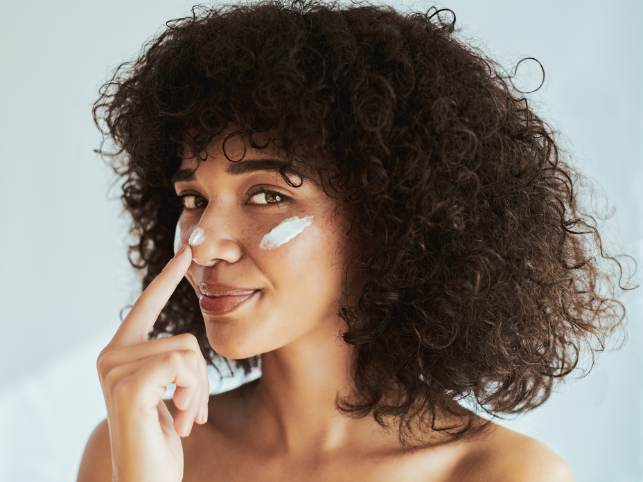 Frau trägt die beste Sonnencreme fürs Gesicht von dm auf