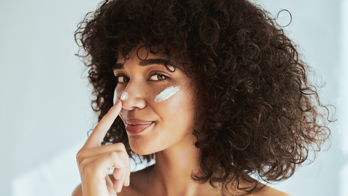 Das ist die beste Sonnencreme von dm - und sie verschönert sogar den Teint