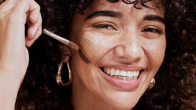 Das beste Make-up für trockene Haut gibt's bei dm - und sogar Profis schwören drauf