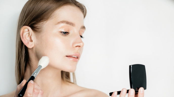 Bestes Puder von dm: Dieses Produkt kostet nur 3 Euro und hält den ganzen Tag lang
