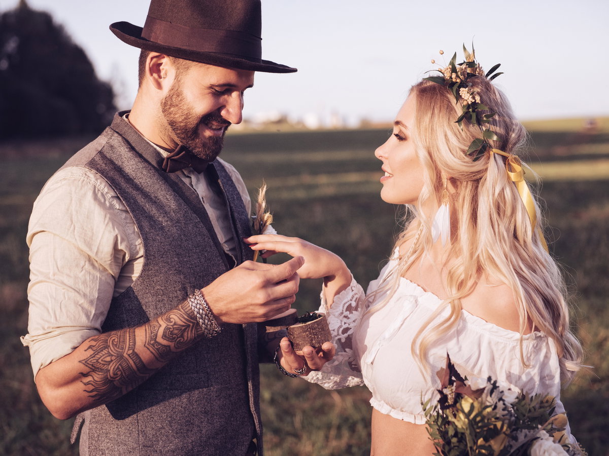Bräutigam und Braut mit Blumenschmuck im Haar