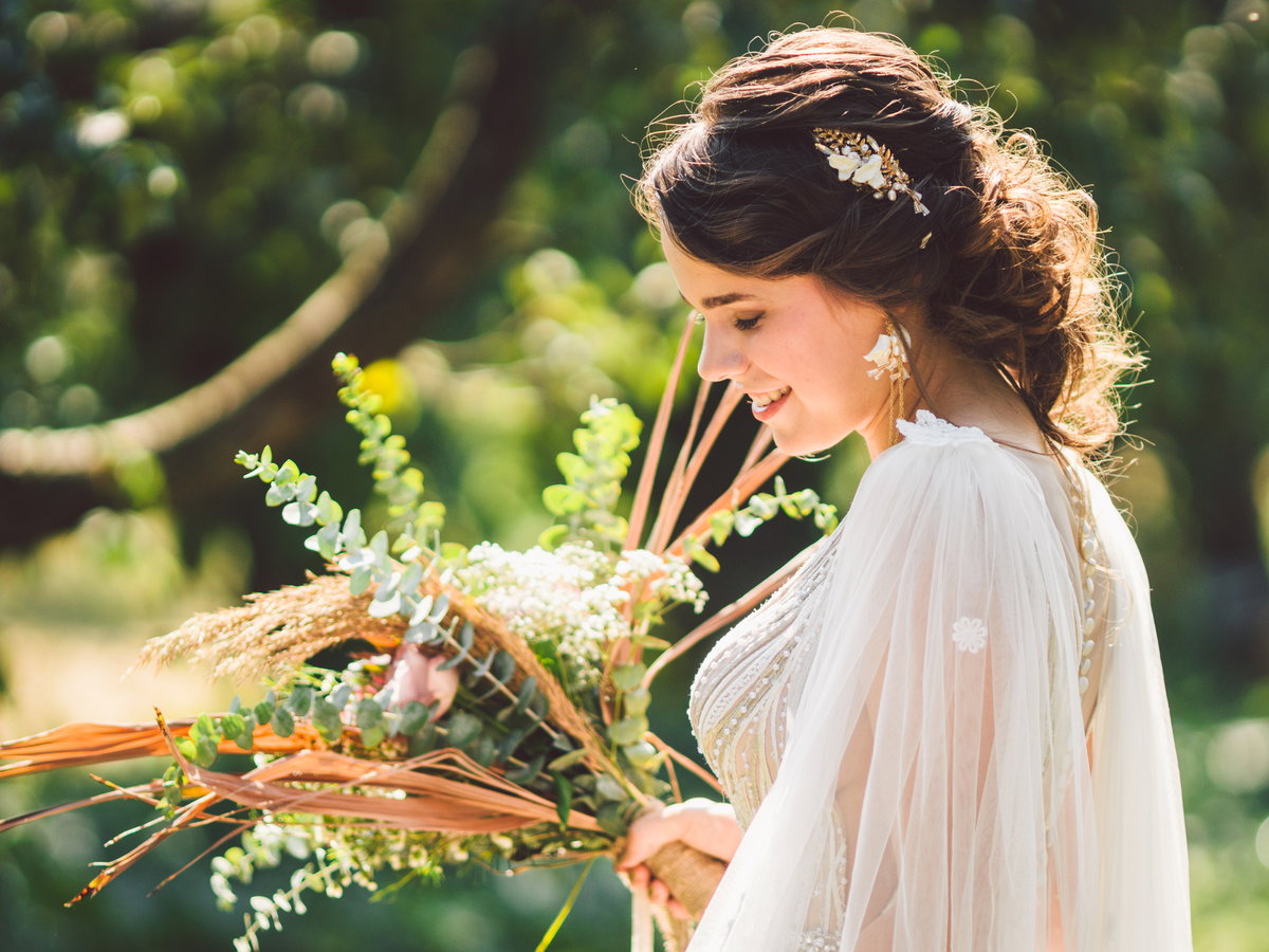 Braut mit Boho Hochzeitsfrisur und Trockenblumen