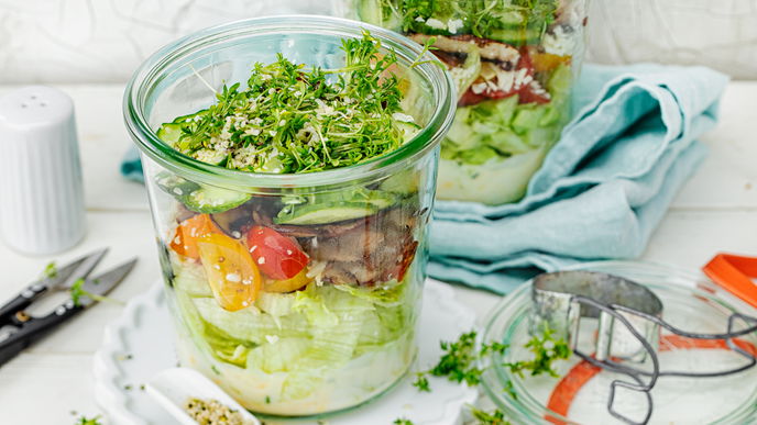 Rezept für bunten Schichtsalat mit Ei-Dressing 