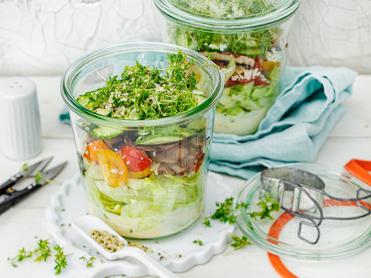 Bunter Schichtsalat mit Ei-Dressing