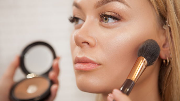 Contouring für Anfänger: Unsere Schminkanleitung & die besten Tipps