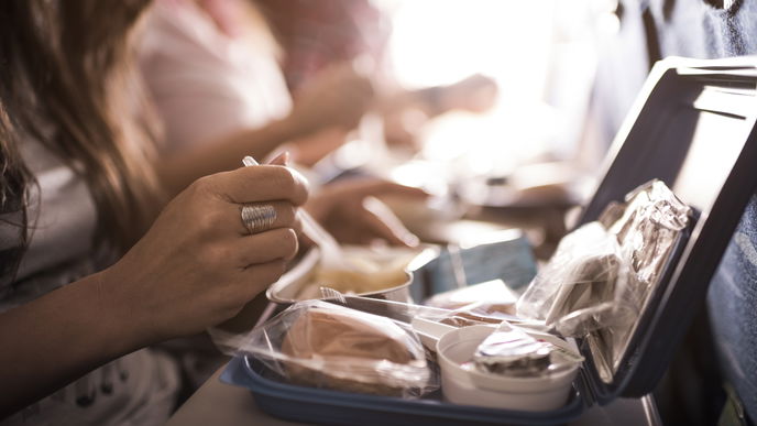 Darf man Essen mit ins Flugzeug nehmen? Welche Snacks erlaubt sind und welche nicht